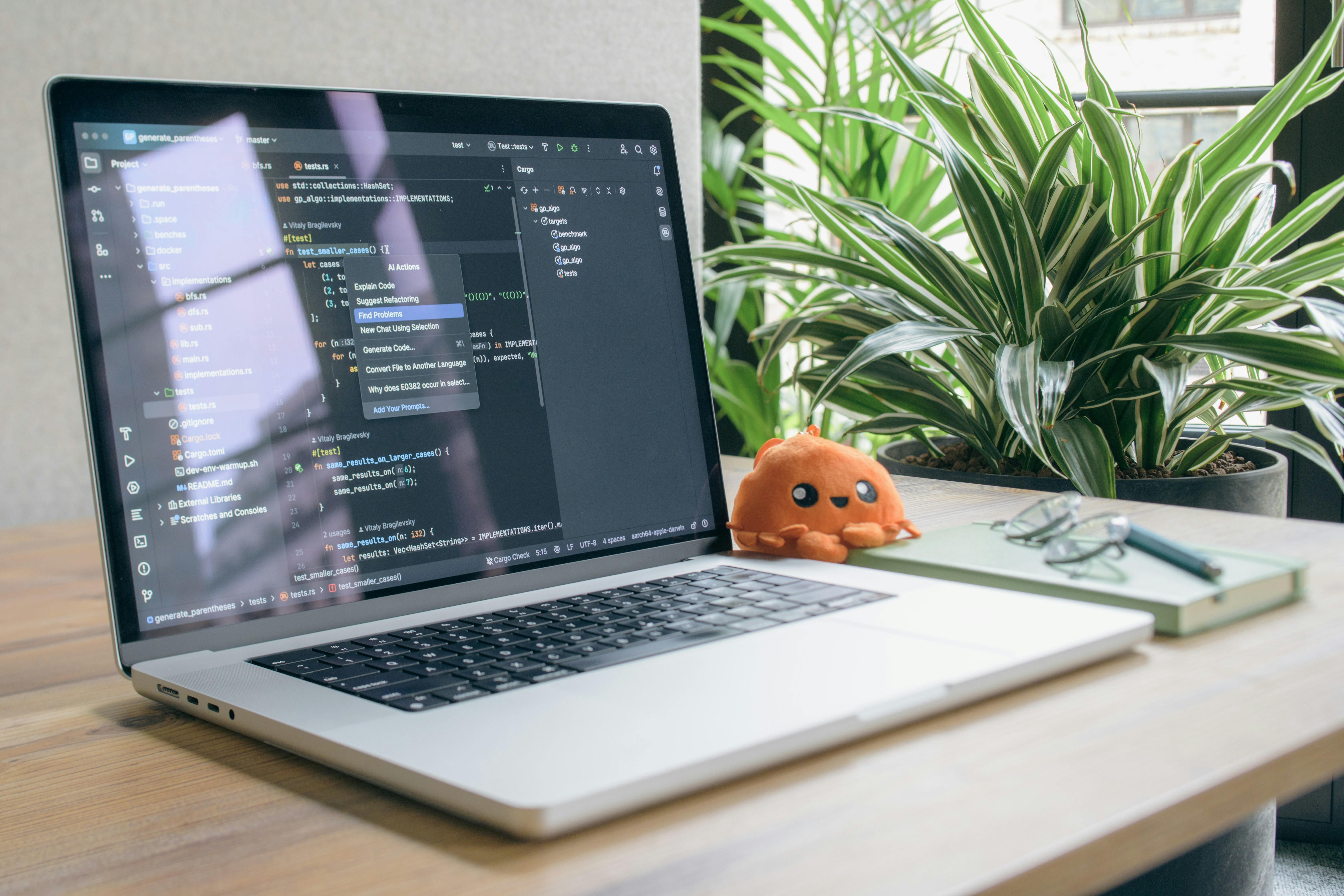 Moderner Arbeitsplatz mit Laptop, Code-Editor und Pflanze