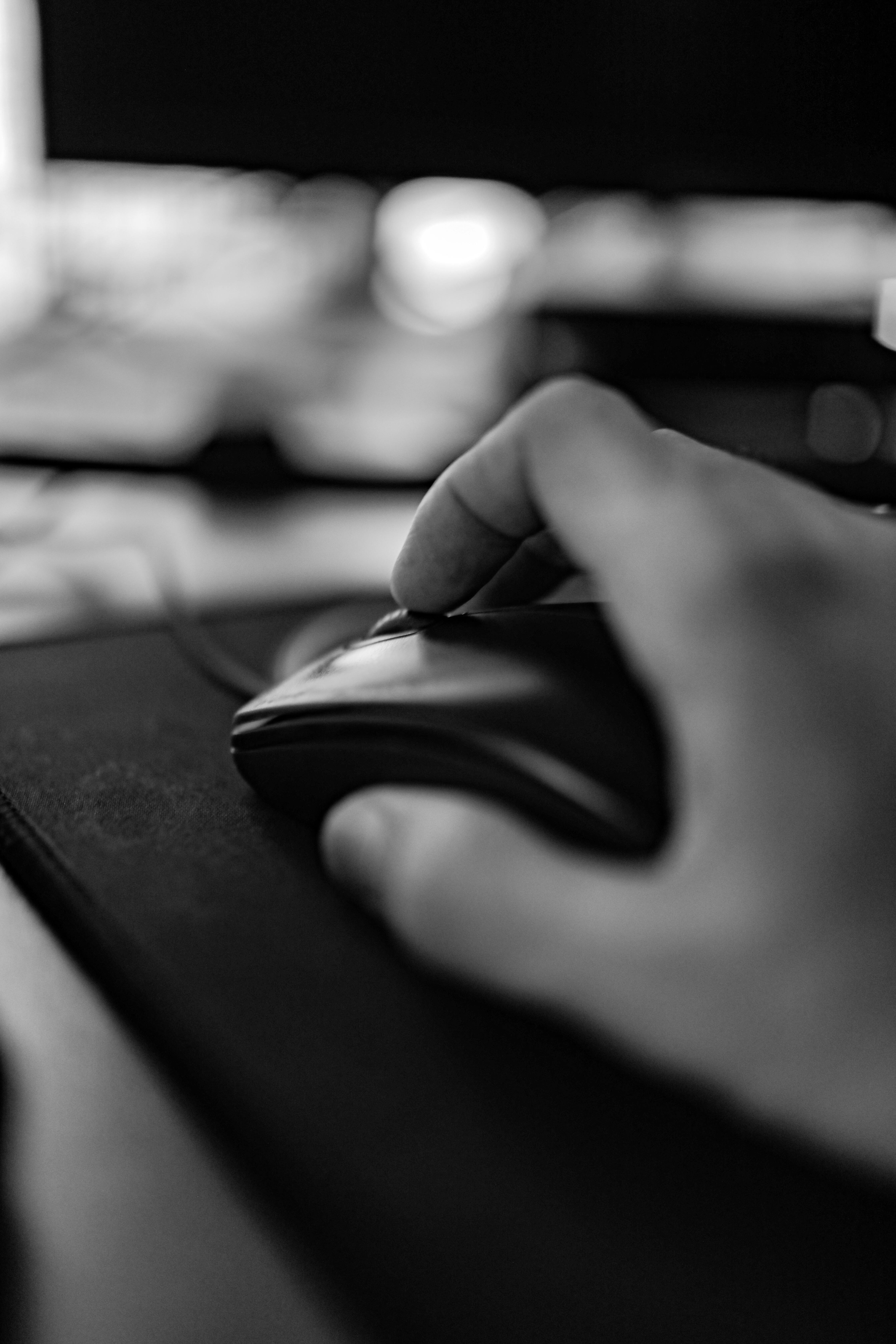 Minimalistischer Arbeitsplatz mit MacBook, Tastatur, Notizbuch und Tablet